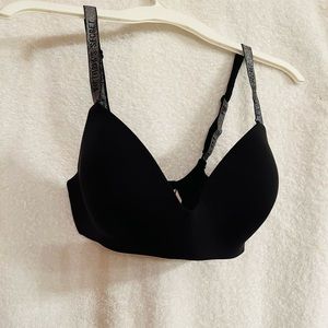 Brand new W/O tag gorgeous Victoria Secret’s black, no wire bra.